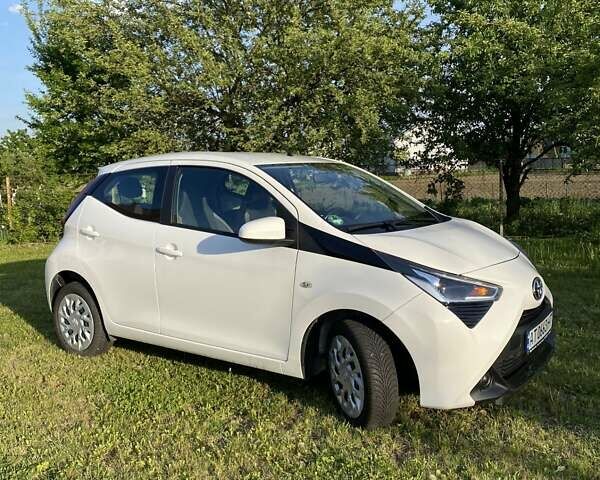 Тойота Айго, объемом двигателя 1 л и пробегом 60 тыс. км за 9800 $, фото 1 на Automoto.ua