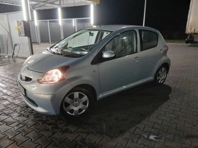 Серый Тойота Айго, объемом двигателя 1 л и пробегом 139 тыс. км за 4200 $, фото 1 на Automoto.ua