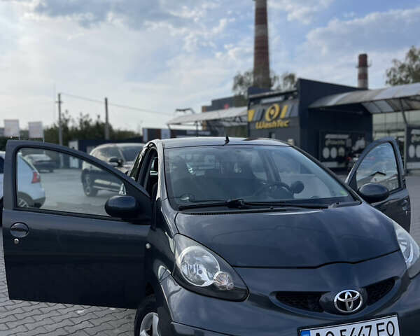 Серый Тойота Айго, объемом двигателя 1 л и пробегом 184 тыс. км за 4500 $, фото 1 на Automoto.ua