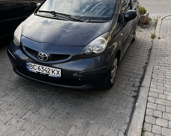 Серый Тойота Айго, объемом двигателя 1 л и пробегом 159 тыс. км за 5900 $, фото 1 на Automoto.ua