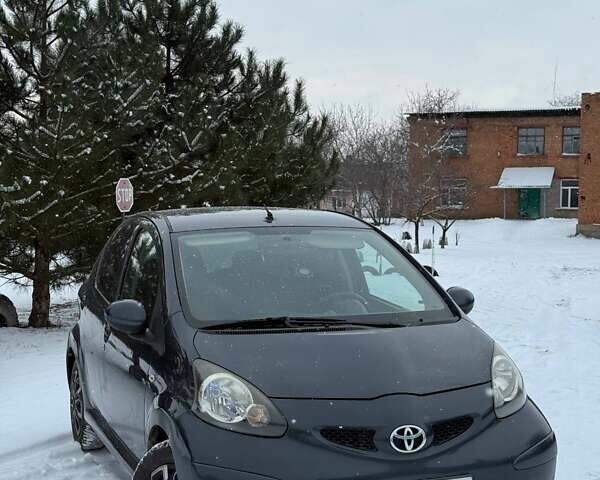 Серый Тойота Айго, объемом двигателя 1 л и пробегом 192 тыс. км за 4200 $, фото 1 на Automoto.ua