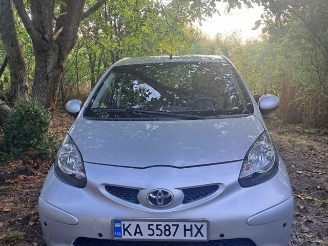 Серый Тойота Айго, объемом двигателя 1 л и пробегом 240 тыс. км за 3800 $, фото 1 на Automoto.ua
