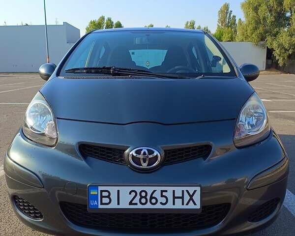 Сірий Тойота Айго, об'ємом двигуна 1 л та пробігом 225 тис. км за 4500 $, фото 1 на Automoto.ua