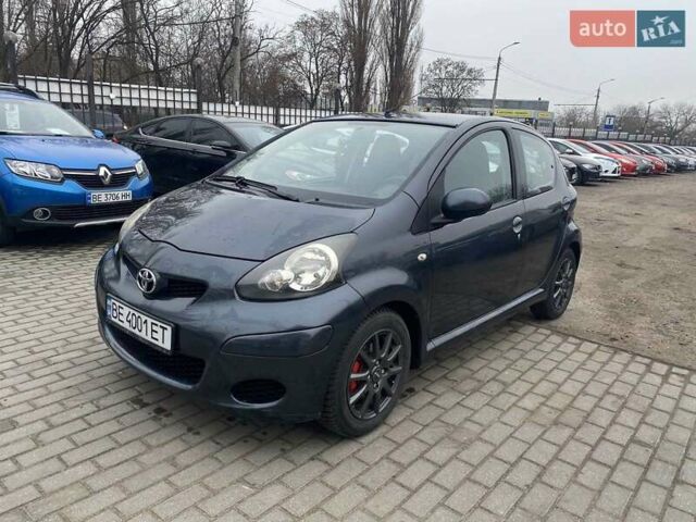 Серый Тойота Айго, объемом двигателя 1 л и пробегом 225 тыс. км за 4700 $, фото 1 на Automoto.ua