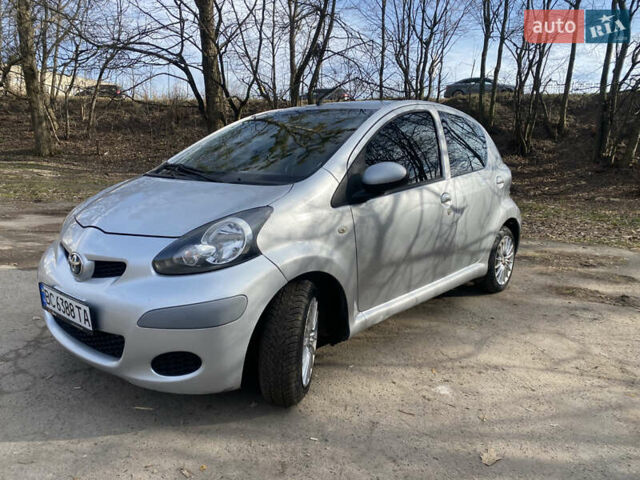 Серый Тойота Айго, объемом двигателя 1 л и пробегом 182 тыс. км за 5800 $, фото 1 на Automoto.ua