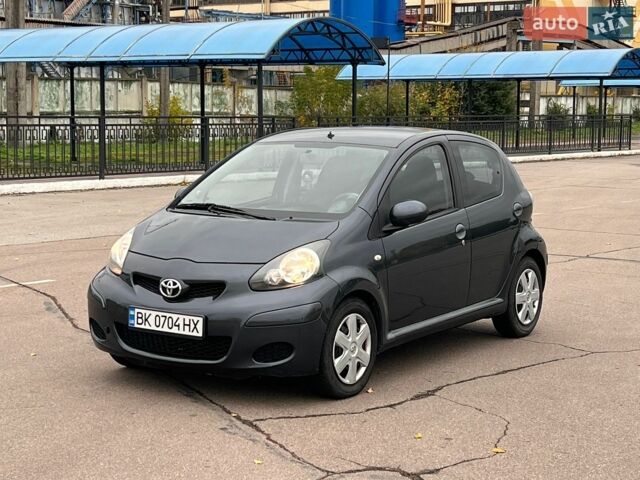 Сірий Тойота Айго, об'ємом двигуна 1 л та пробігом 249 тис. км за 3300 $, фото 1 на Automoto.ua