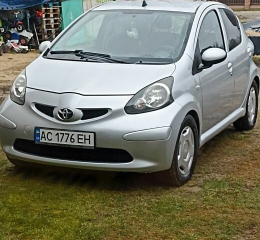 Серый Тойота Айго, объемом двигателя 1 л и пробегом 224 тыс. км за 3900 $, фото 1 на Automoto.ua
