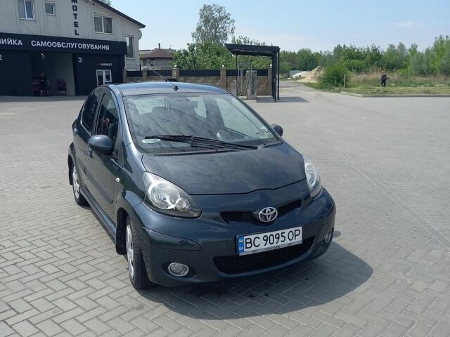 Сірий Тойота Айго, об'ємом двигуна 1 л та пробігом 174 тис. км за 4500 $, фото 1 на Automoto.ua