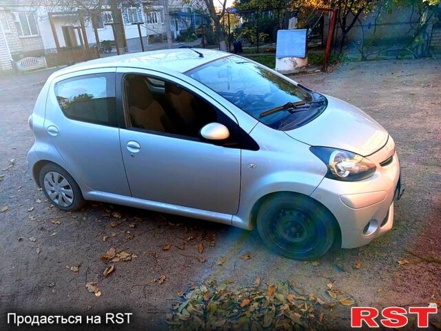 Серый Тойота Айго, объемом двигателя 1 л и пробегом 120 тыс. км за 4500 $, фото 1 на Automoto.ua
