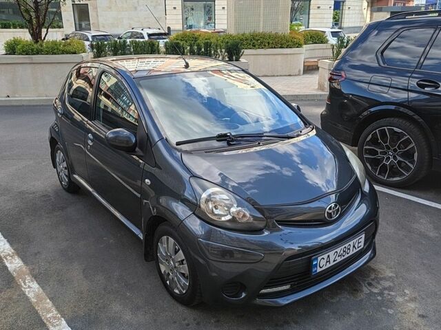 Сірий Тойота Айго, об'ємом двигуна 1 л та пробігом 160 тис. км за 5600 $, фото 1 на Automoto.ua