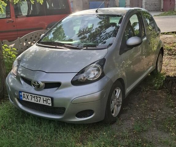 Серый Тойота Айго, объемом двигателя 1 л и пробегом 218 тыс. км за 3500 $, фото 1 на Automoto.ua
