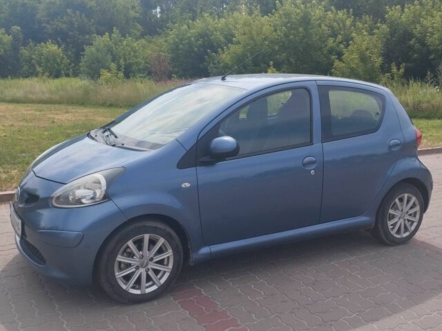 Синій Тойота Айго, об'ємом двигуна 1 л та пробігом 236 тис. км за 3690 $, фото 1 на Automoto.ua