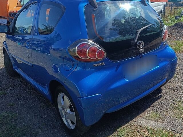 Синій Тойота Айго, об'ємом двигуна 1 л та пробігом 145 тис. км за 3950 $, фото 1 на Automoto.ua