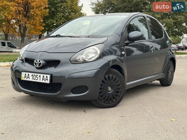 Синій Тойота Айго, об'ємом двигуна 1 л та пробігом 129 тис. км за 5300 $, фото 1 на Automoto.ua