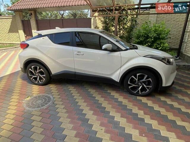 Белый Тойота C-HR, объемом двигателя 2 л и пробегом 71 тыс. км за 22000 $, фото 1 на Automoto.ua