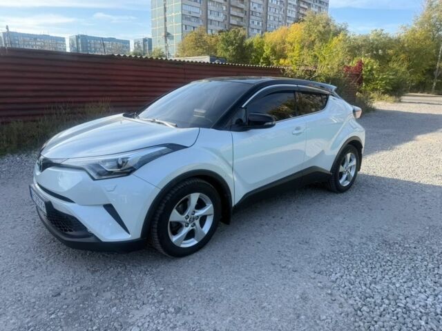 Белый Тойота C-HR, объемом двигателя 1.2 л и пробегом 173 тыс. км за 21540 $, фото 1 на Automoto.ua