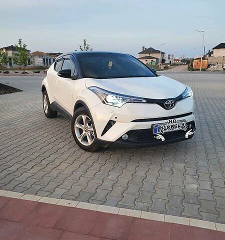 Белый Тойота C-HR, объемом двигателя 2 л и пробегом 55 тыс. км за 22500 $, фото 1 на Automoto.ua