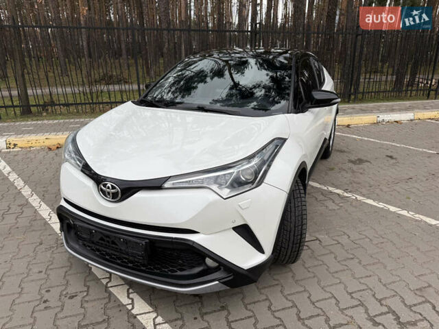 Белый Тойота C-HR, объемом двигателя 1.2 л и пробегом 105 тыс. км за 15500 $, фото 1 на Automoto.ua