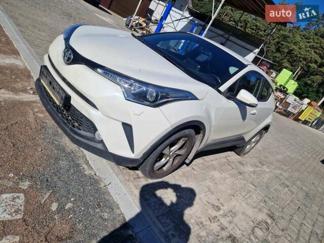 Белый Тойота C-HR, объемом двигателя 1.2 л и пробегом 77 тыс. км за 15500 $, фото 1 на Automoto.ua