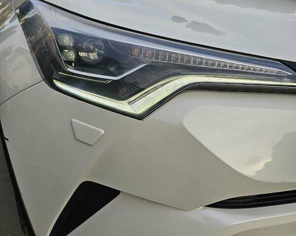 Білий Тойота C-HR, об'ємом двигуна 1.2 л та пробігом 32 тис. км за 18500 $, фото 1 на Automoto.ua