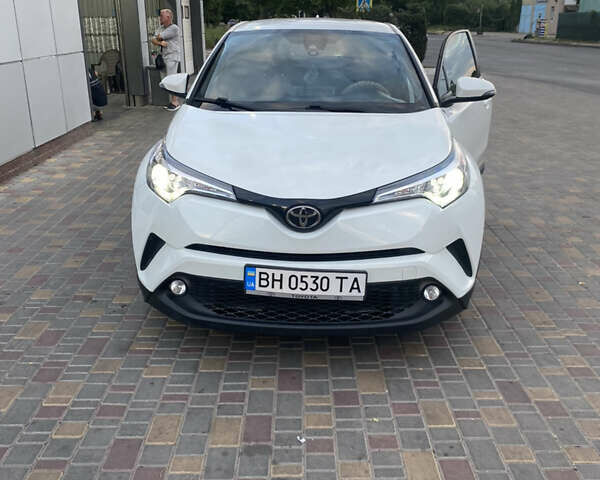 Белый Тойота C-HR, объемом двигателя 1.99 л и пробегом 90 тыс. км за 16200 $, фото 1 на Automoto.ua