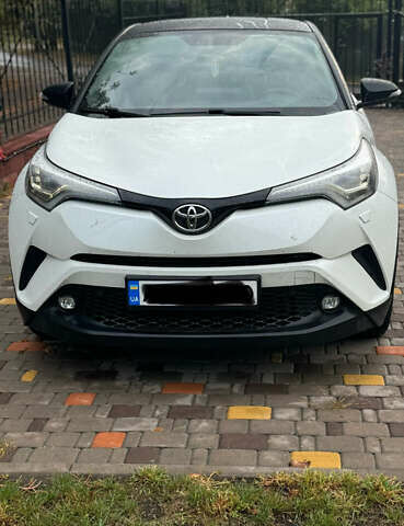 Белый Тойота C-HR, объемом двигателя 1.2 л и пробегом 110 тыс. км за 19500 $, фото 1 на Automoto.ua