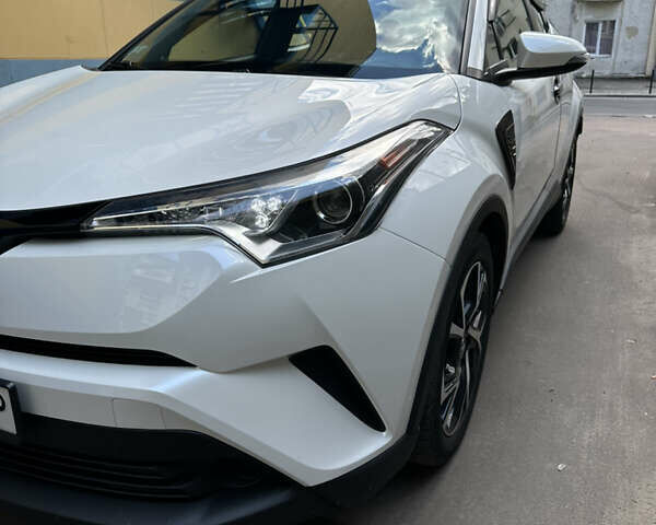 Белый Тойота C-HR, объемом двигателя 2 л и пробегом 75 тыс. км за 17900 $, фото 1 на Automoto.ua