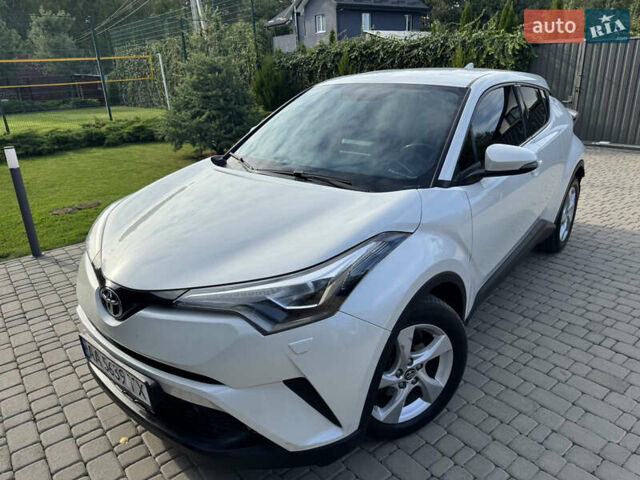 Белый Тойота C-HR, объемом двигателя 1.2 л и пробегом 140 тыс. км за 20000 $, фото 1 на Automoto.ua