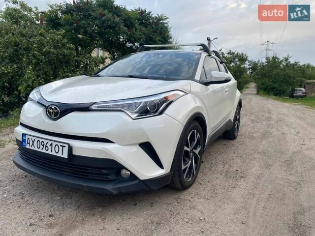Белый Тойота C-HR, объемом двигателя 1.2 л и пробегом 105 тыс. км за 18600 $, фото 1 на Automoto.ua