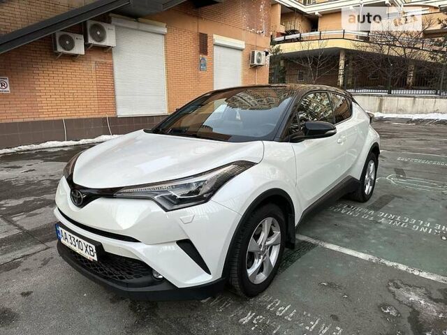 Белый Тойота C-HR, объемом двигателя 1.2 л и пробегом 25 тыс. км за 23000 $, фото 1 на Automoto.ua