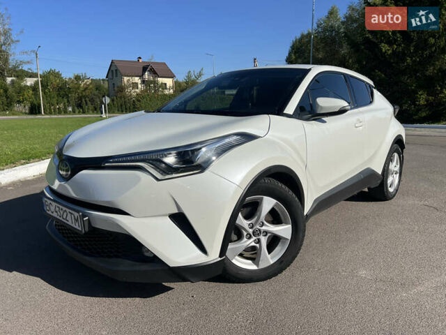 Белый Тойота C-HR, объемом двигателя 1.8 л и пробегом 139 тыс. км за 20900 $, фото 1 на Automoto.ua