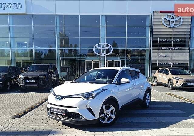 Белый Тойота C-HR, объемом двигателя 1.8 л и пробегом 97 тыс. км за 23462 $, фото 1 на Automoto.ua