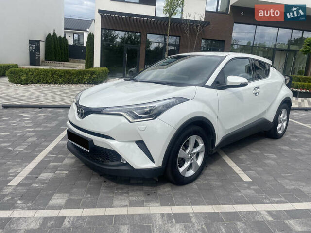 Белый Тойота C-HR, объемом двигателя 1.99 л и пробегом 55 тыс. км за 22999 $, фото 1 на Automoto.ua
