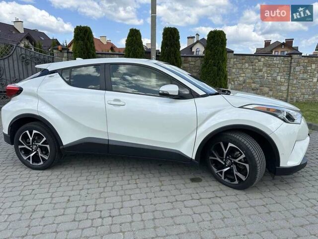 Белый Тойота C-HR, объемом двигателя 2 л и пробегом 100 тыс. км за 23500 $, фото 1 на Automoto.ua