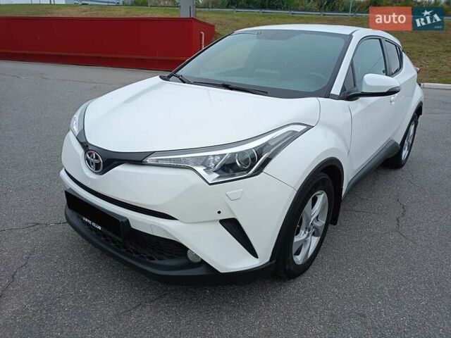 Белый Тойота C-HR, объемом двигателя 1.2 л и пробегом 93 тыс. км за 18700 $, фото 1 на Automoto.ua