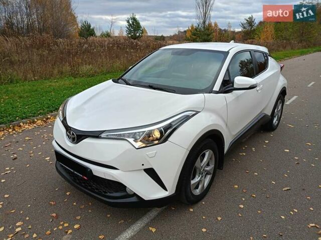 Белый Тойота C-HR, объемом двигателя 1.2 л и пробегом 93 тыс. км за 18698 $, фото 1 на Automoto.ua