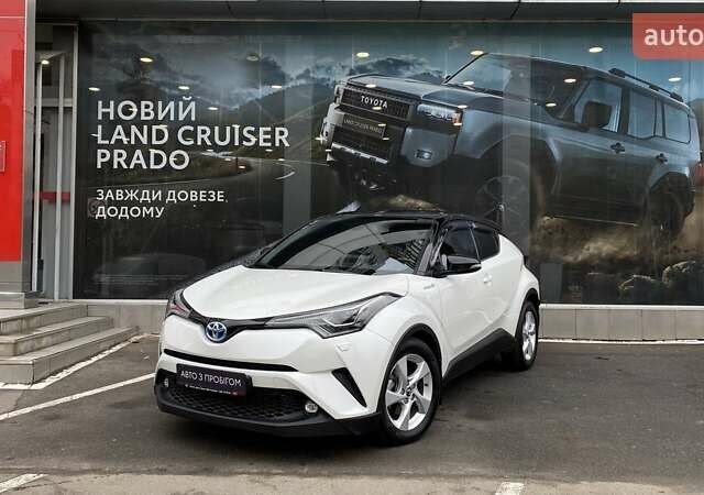 Белый Тойота C-HR, объемом двигателя 1.8 л и пробегом 108 тыс. км за 23164 $, фото 1 на Automoto.ua