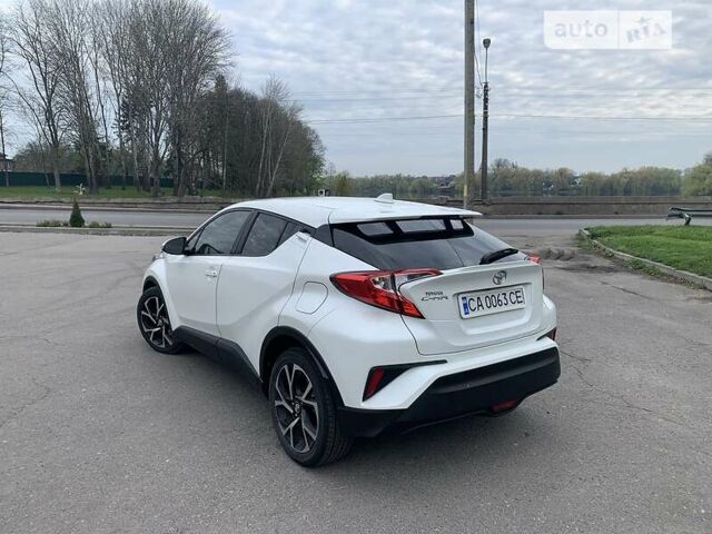 Белый Тойота C-HR, объемом двигателя 2 л и пробегом 108 тыс. км за 21500 $, фото 1 на Automoto.ua