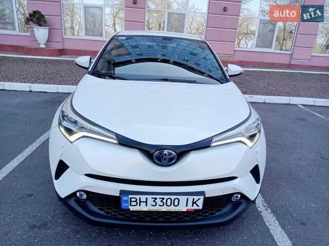 Белый Тойота C-HR, объемом двигателя 1.8 л и пробегом 48 тыс. км за 26000 $, фото 1 на Automoto.ua