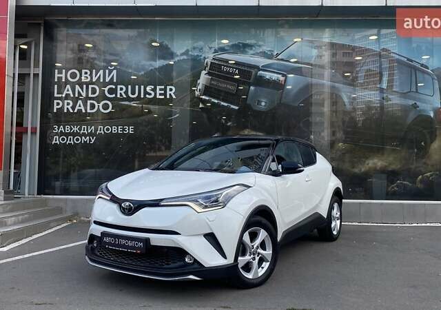 Белый Тойота C-HR, объемом двигателя 1.2 л и пробегом 23 тыс. км за 19664 $, фото 1 на Automoto.ua
