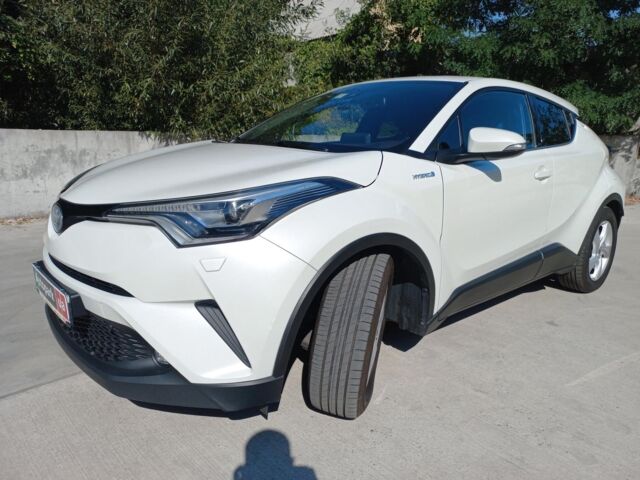Белый Тойота C-HR, объемом двигателя 1.8 л и пробегом 113 тыс. км за 27480 $, фото 1 на Automoto.ua