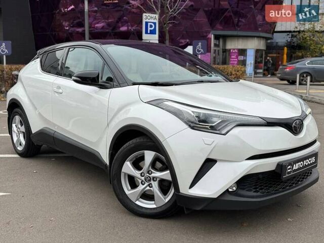Белый Тойота C-HR, объемом двигателя 1.2 л и пробегом 92 тыс. км за 20490 $, фото 1 на Automoto.ua