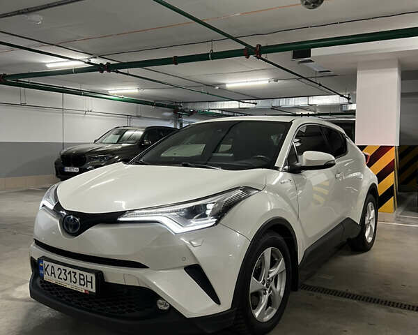 Белый Тойота C-HR, объемом двигателя 1.8 л и пробегом 89 тыс. км за 28500 $, фото 1 на Automoto.ua