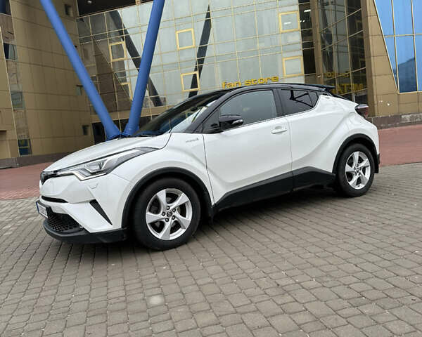 Белый Тойота C-HR, объемом двигателя 1.8 л и пробегом 66 тыс. км за 25999 $, фото 1 на Automoto.ua