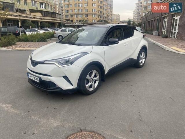 Белый Тойота C-HR, объемом двигателя 1.2 л и пробегом 91 тыс. км за 20700 $, фото 1 на Automoto.ua