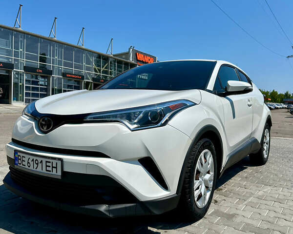 Белый Тойота C-HR, объемом двигателя 1.99 л и пробегом 44 тыс. км за 19000 $, фото 1 на Automoto.ua