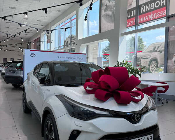 Белый Тойота C-HR, объемом двигателя 1.99 л и пробегом 135 тыс. км за 26900 $, фото 1 на Automoto.ua