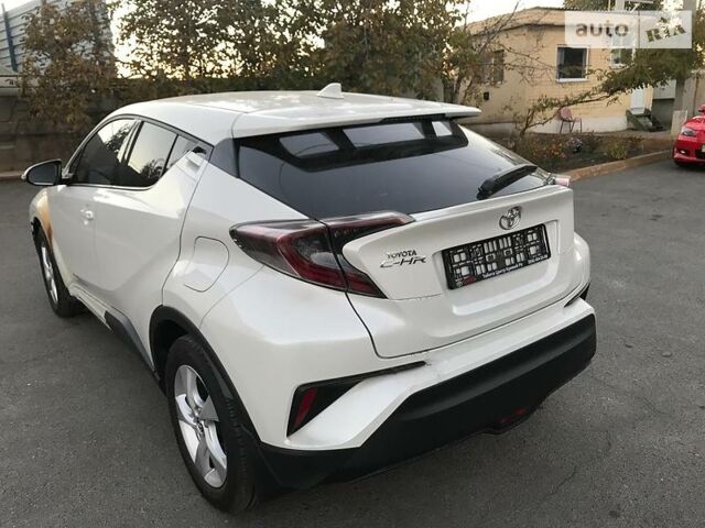 Белый Тойота C-HR, объемом двигателя 1.2 л и пробегом 37 тыс. км за 20700 $, фото 1 на Automoto.ua