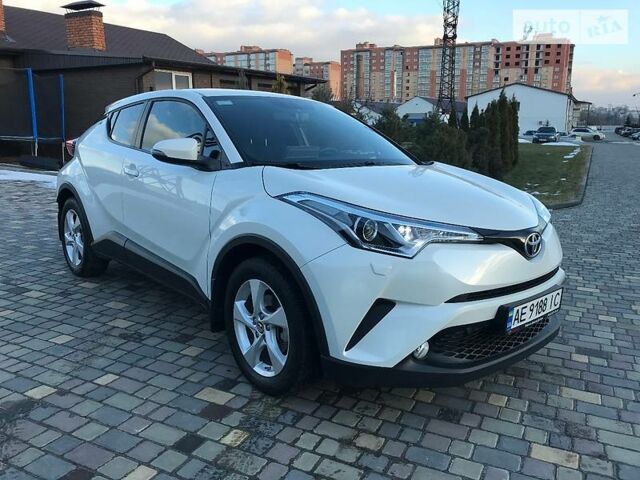 Белый Тойота C-HR, объемом двигателя 1.2 л и пробегом 12 тыс. км за 27800 $, фото 1 на Automoto.ua