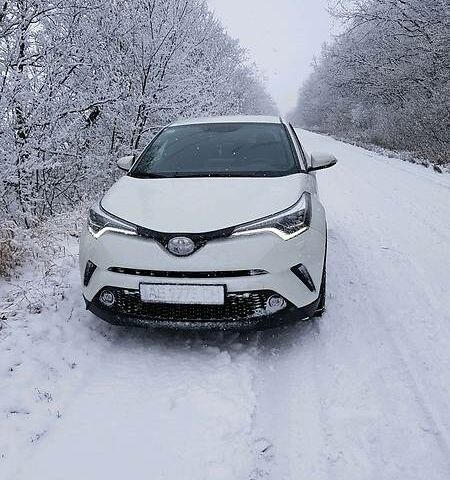 Белый Тойота C-HR, объемом двигателя 2 л и пробегом 30 тыс. км за 24999 $, фото 1 на Automoto.ua